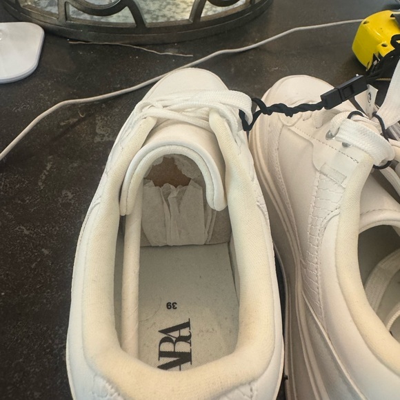Zara White Sneakers Minimalist Design - Picture 4 of 5